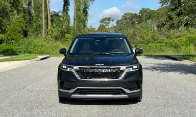 Kia Carnival LX Preta | 8 Lugares