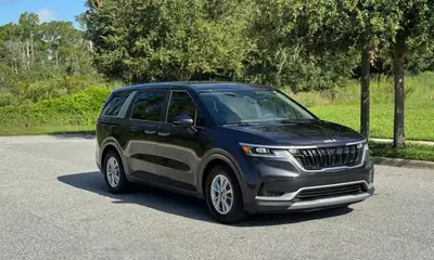 Kia Carnival LX Preta | 8 Lugares