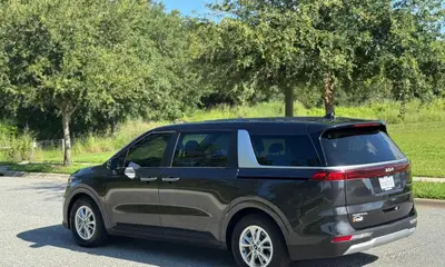 Kia Carnival LX Preta | 8 Lugares