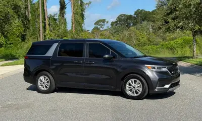 Kia Carnival LX Preta | 8 Lugares