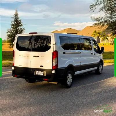 Ford Transit XLT Branca - 12 lugares