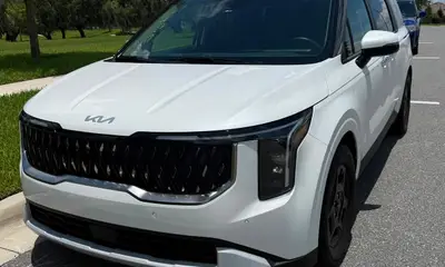 Kia Carnival LXS Branca | 8 Lugares