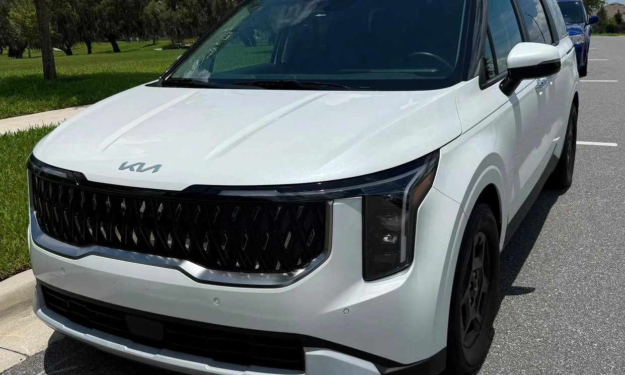 Kia Carnival LXS Branca | 8 Lugares